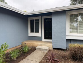 7425 Wren Ave in Gilroy, CA - Building Photo - Building Photo