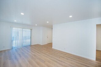 21031 Lochlea Ln in Huntington Beach, CA - Building Photo - Building Photo