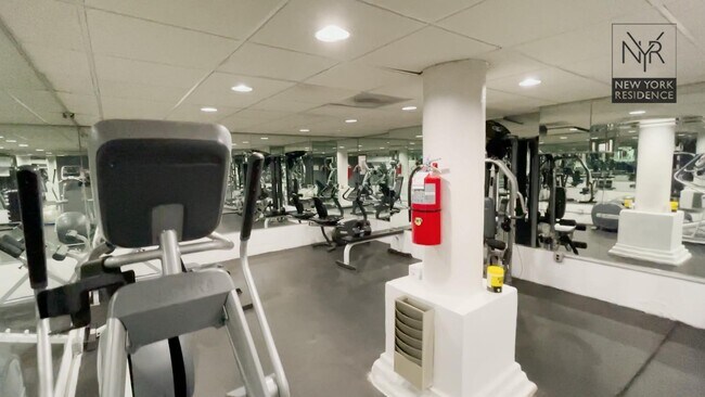 120 Greenwich St-Unit -8-G in New York, NY - Building Photo - Building Photo