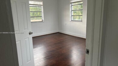 1053 NW 30th St in Miami, FL - Building Photo - Building Photo