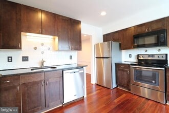 6584 Bermuda Green Ct in Alexandria, VA - Foto de edificio - Building Photo