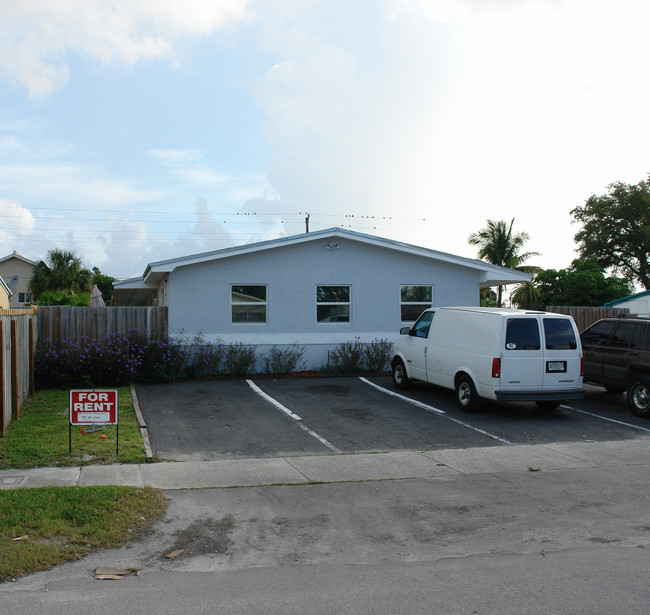 241 SW 23rd St in Fort Lauderdale, FL - Foto de edificio - Building Photo