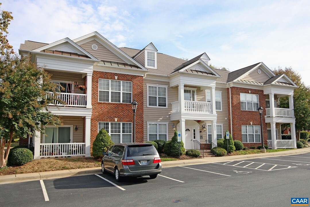 1052 Glenwood Station Ln in Charlottesville, VA - Foto de edificio