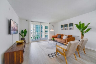 1 SE 12th St, Unit SI FL18-ID1022212P in Miami, FL - Building Photo - Building Photo