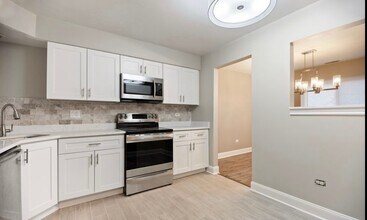 1002 Castilian Ct in Glenview, IL - Building Photo - Building Photo