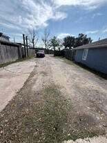 13809 Hershe St in Houston, TX - Building Photo
