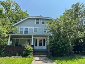 2572 Mayfield Rd in Cleveland Heights, OH - Building Photo