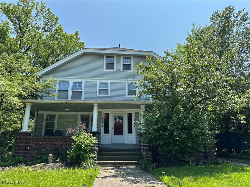 2572 Mayfield Rd in Cleveland Heights, OH - Foto de edificio