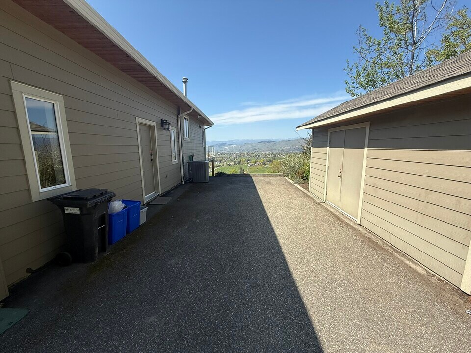996 Galiano Rd in Vernon, BC - Building Photo