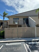 600 Executive Center Dr in West Palm Beach, FL - Building Photo