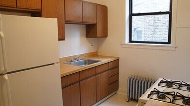 2428 N Sawyer Ave in Chicago, IL - Building Photo - Building Photo