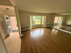 310 S Oyster Bay Rd in Syosset, NY - Building Photo - Building Photo