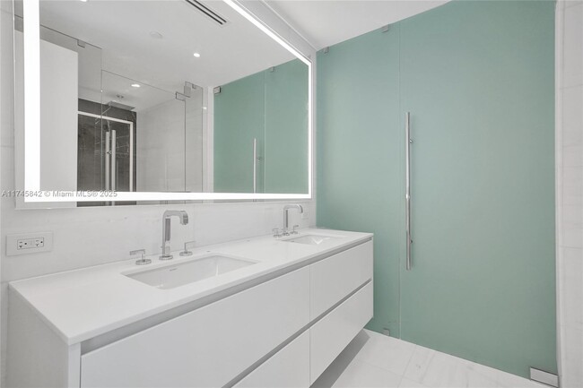 300 Biscayne Boulevard Way, Unit 3405 in Miami, FL - Building Photo - Building Photo