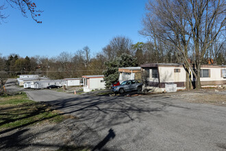 100 Pleasant Hills Blvd in Pittsburgh, PA - Foto de edificio - Building Photo