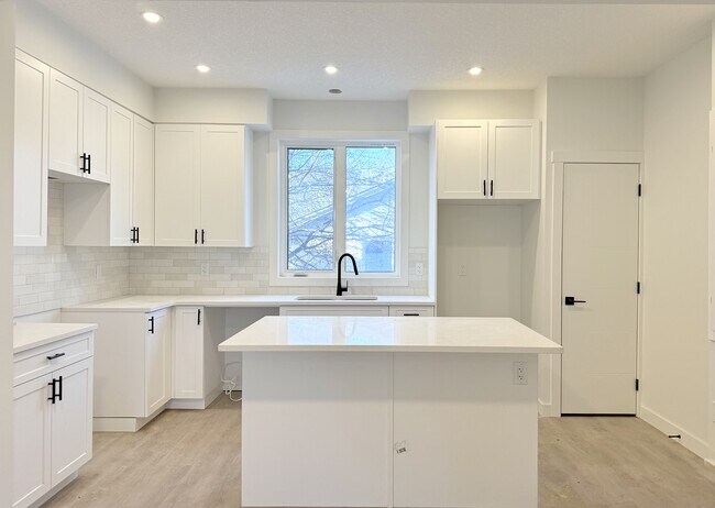 14002 123a Ave NW in Edmonton, AB - Building Photo - Building Photo