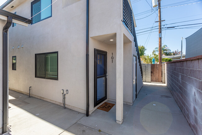 1849 N Hollywood Way, Unit 101 in Burbank, CA - Building Photo - Building Photo