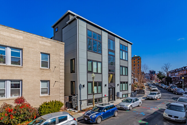 1415 Oak St NW in Washington, DC - Foto de edificio - Building Photo