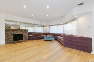 70 Shelley Ln in Great Neck, NY - Building Photo - Building Photo