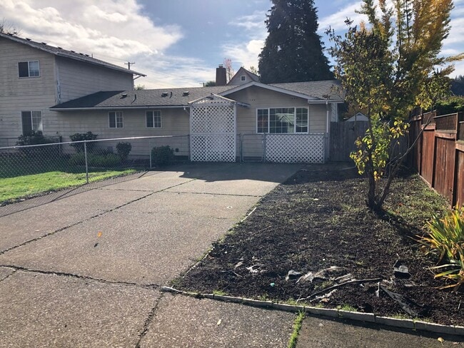 1587 B St in Springfield, OR - Building Photo - Building Photo