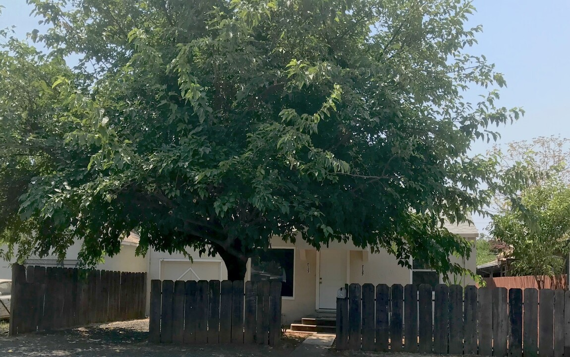 2127 B Street in Oroville, CA - Building Photo