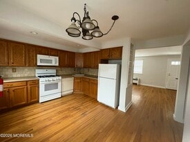 75 Manor Dr in Red Bank, NJ - Building Photo