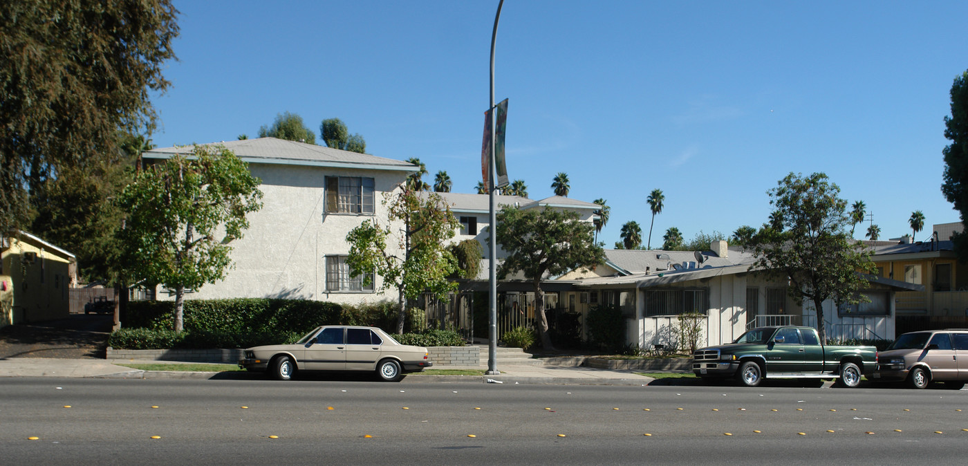 1090 N Lake Ave in Pasadena, CA - Building Photo