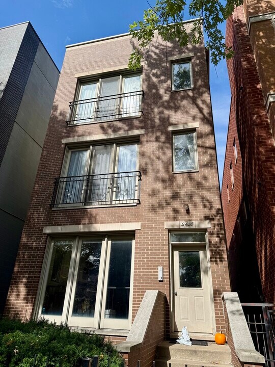 2416 W Thomas St in Chicago, IL - Building Photo