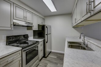 Hill Crest Apartment Homes in Seattle, WA - Foto de edificio - Building Photo