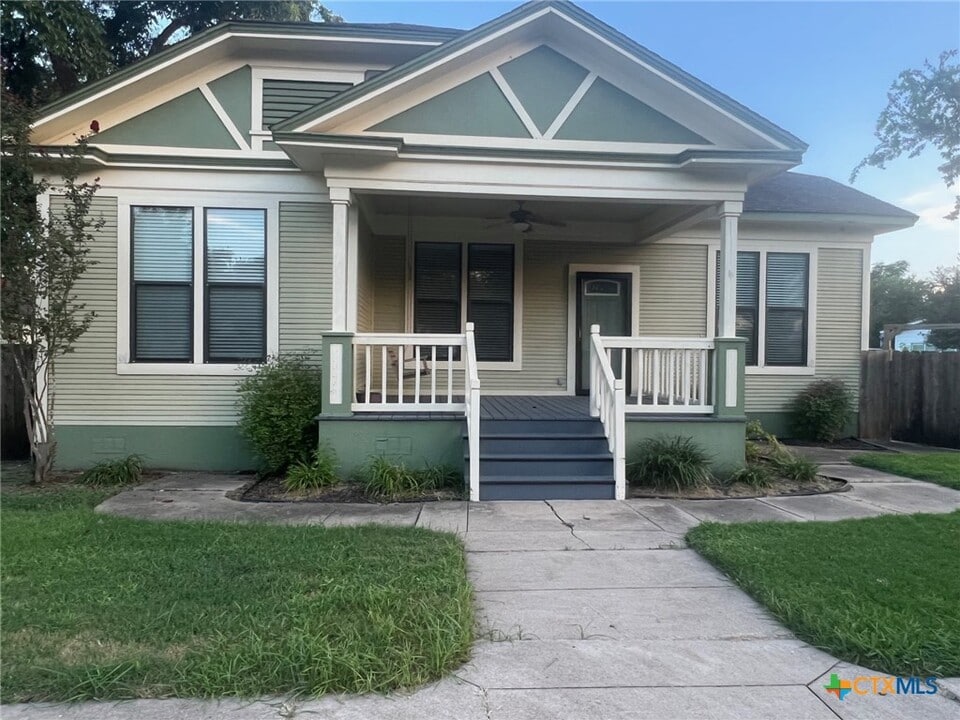 516 E Bowie St in Luling, TX - Building Photo