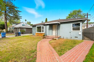 3841 Locust St in Riverside, CA - Foto de edificio - Building Photo