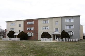 Hollybrooke in Falls Church, VA - Building Photo - Building Photo