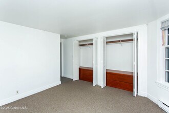 590 N Broadway in Saratoga Springs, NY - Building Photo - Building Photo