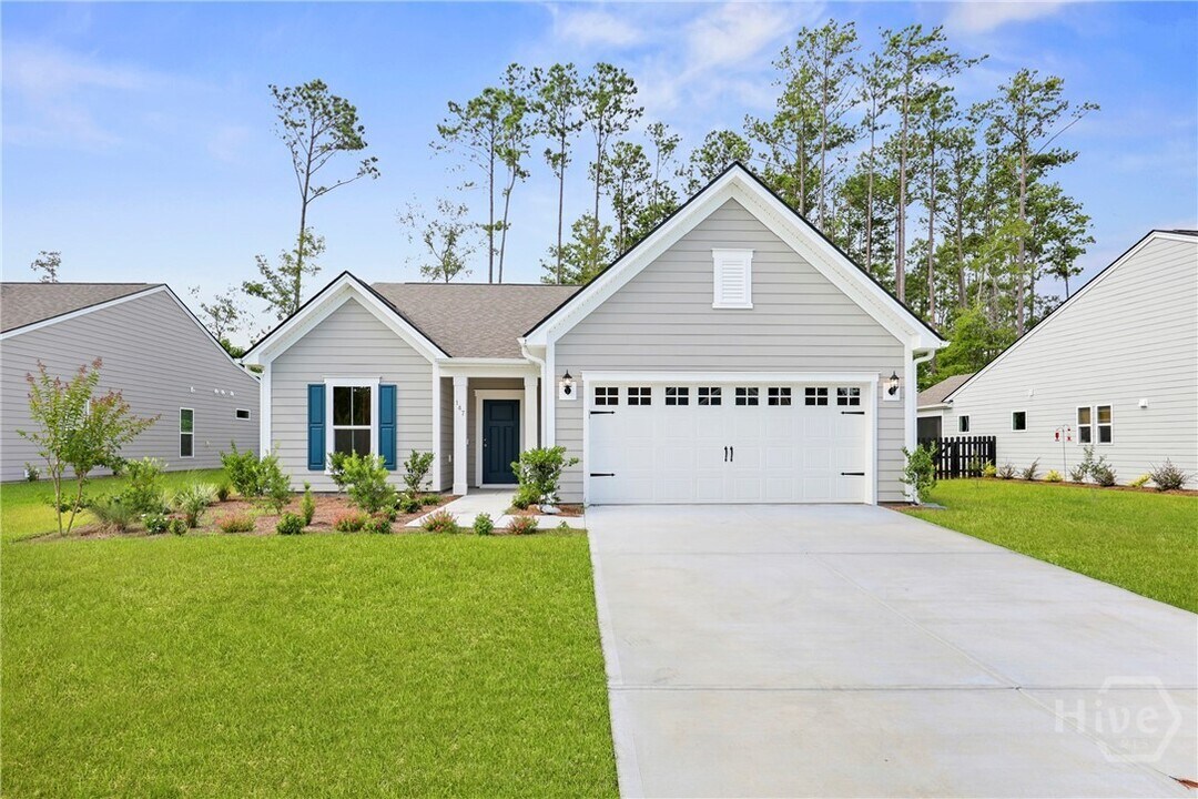147 Higginson Dr in Richmond Hill, GA - Foto de edificio