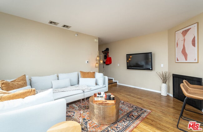 7320 Hawthorn Ave in Los Angeles, CA - Building Photo - Building Photo