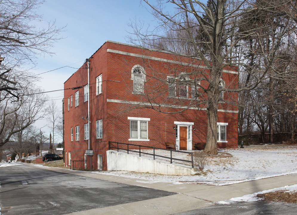 35 High St in Suffield, CT - Building Photo