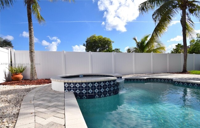 1021 Cedar Falls Dr in Weston, FL - Building Photo - Building Photo