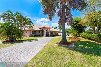 541 SE 15th Ave in Deerfield Beach, FL - Building Photo - Building Photo