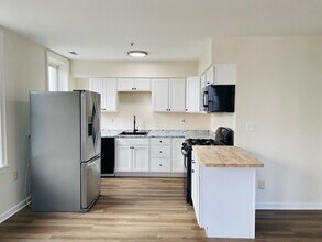 1404 E Baltimore St, Unit 300 in Baltimore, MD - Foto de edificio - Building Photo