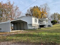 717 Bruner Rd in Strawberry Plains, TN - Foto de edificio - Building Photo