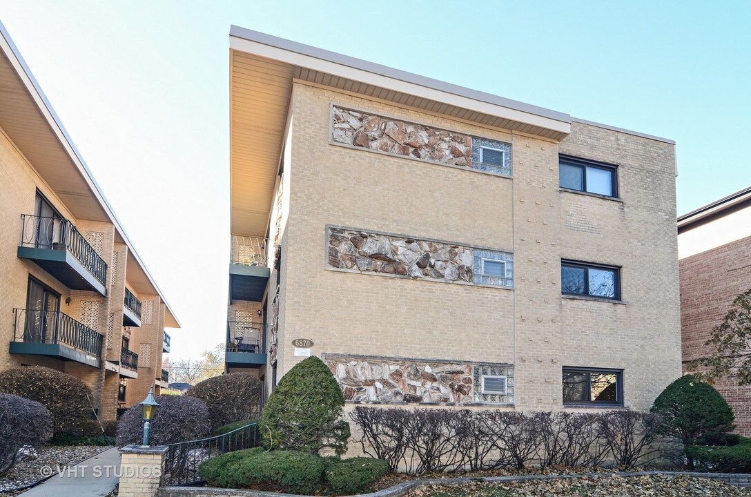 6870 N Northwest Hwy in Chicago, IL - Building Photo