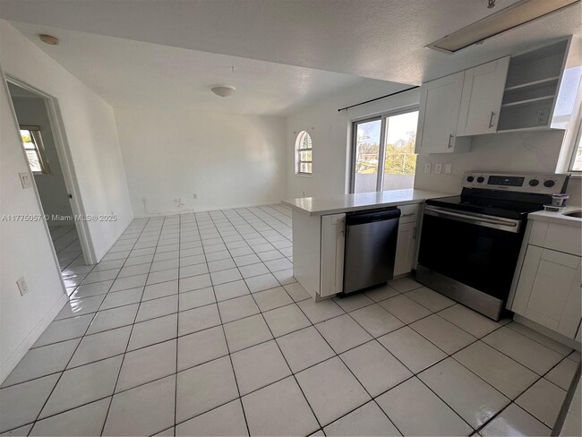 3052 SW 27th Ave, Unit 301 in Miami, FL - Foto de edificio - Building Photo