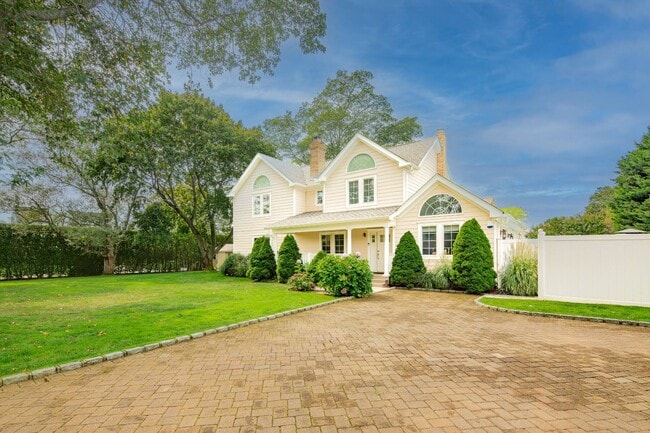 27 Tanners Neck Ln in Westhampton, NY - Building Photo - Building Photo