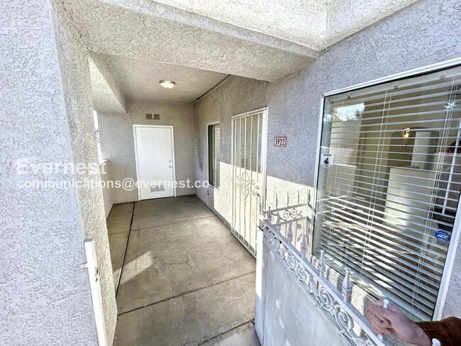 5922 W Vegas Dr in Las Vegas, NV - Foto de edificio - Building Photo