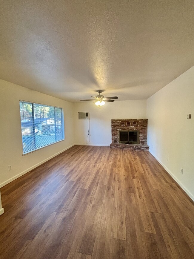 297 Cornwall Ave in Grass Valley, CA - Building Photo - Building Photo