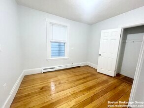 22 Howell St, Unit 2 in Boston, MA - Foto de edificio - Building Photo