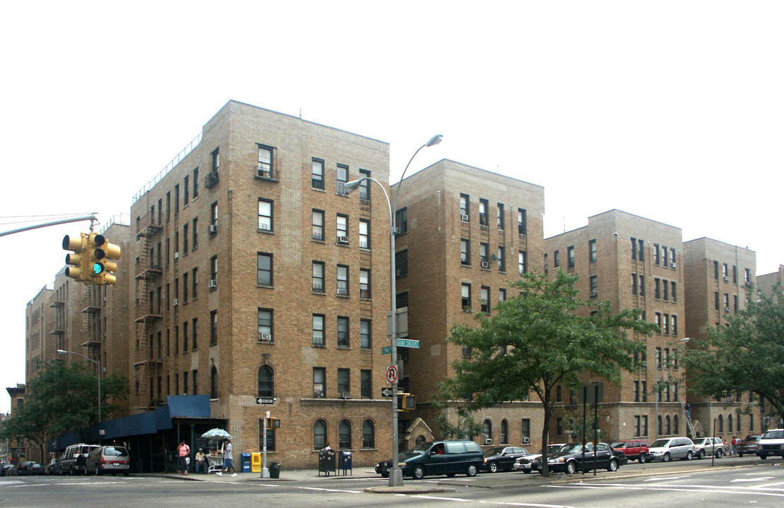 2720 Grand Concourse in Bronx, NY - Foto de edificio