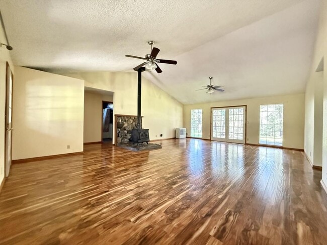 481 Abegg Rd in Merlin, OR - Building Photo - Building Photo