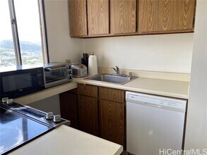2121 Ala Wai Blvd in Honolulu, HI - Building Photo - Building Photo