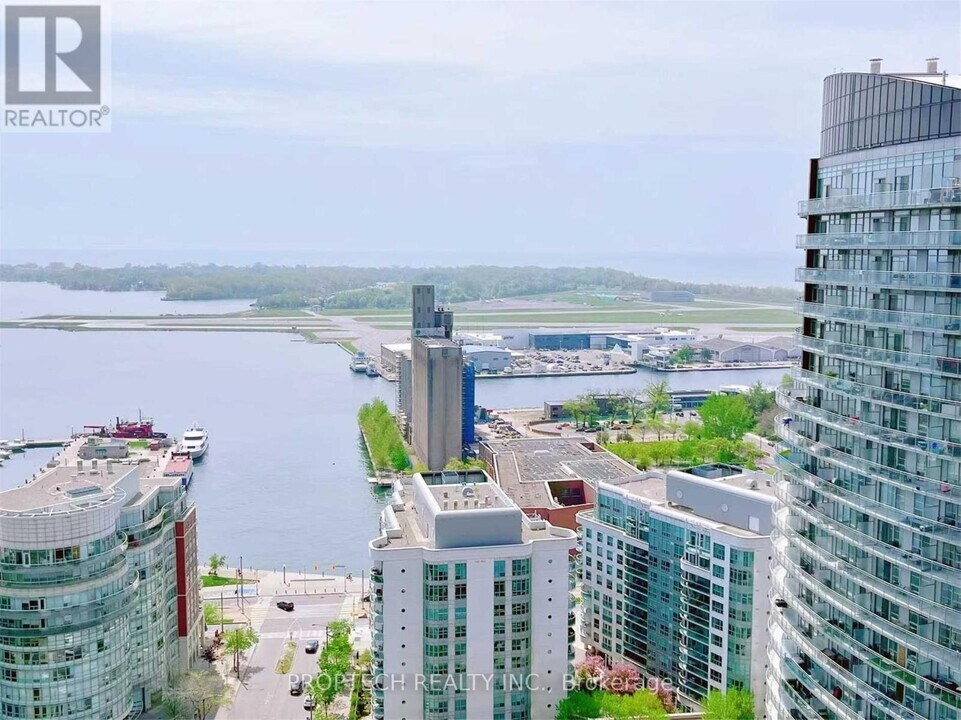 75-3075 Queens Wharf Rd in Toronto, ON - Building Photo