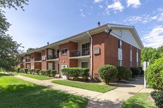 Country Club Apartments in Hampton, VA - Foto de edificio - Building Photo